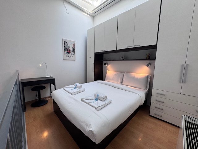 Camera da letto matrimoniale sul soppalco in loft a Scalo Romana. Ambiente silenzioso e curato.