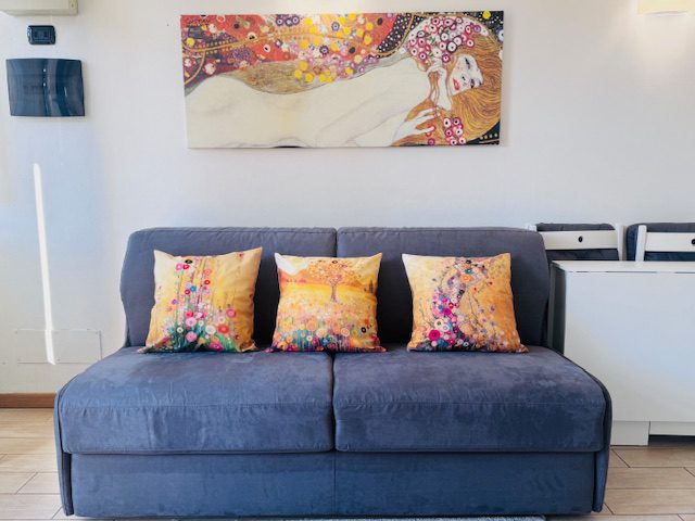 Divano e dettagli d'arte per il relax, ideale per weekend e visite alla Fondazione Prada a Milano Scalo Romana