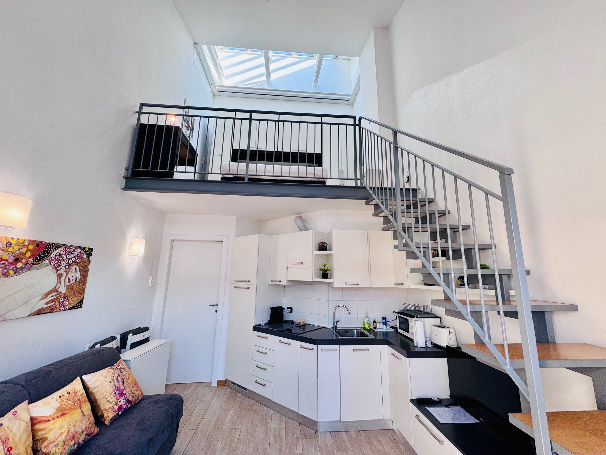 Romana Loft, loft di design con cucina su soppalco e scala interna a Milano Scalo Romana